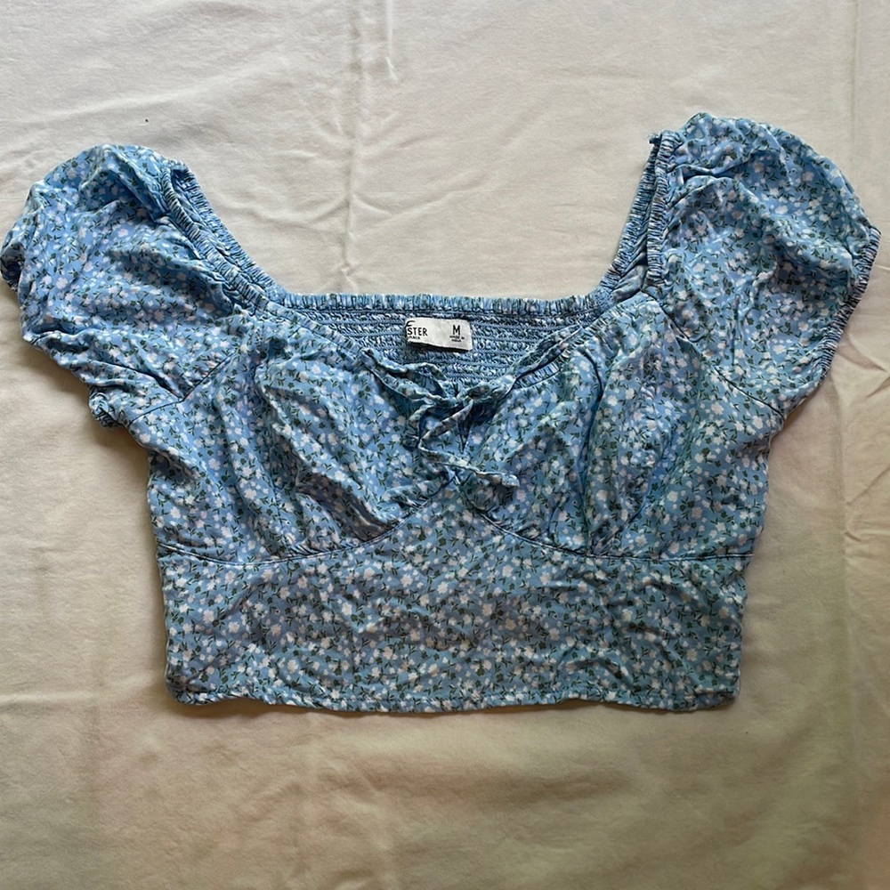 Cropped light blue floral shirt